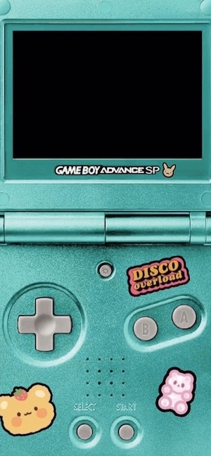 薄荷綠金屬質感 Game Boy Advance SP 掌上型遊戲機，貼有可愛小熊貼紙。