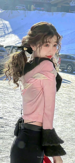 Wintermädchen Pinker Look - 4K Handy Wallpaper