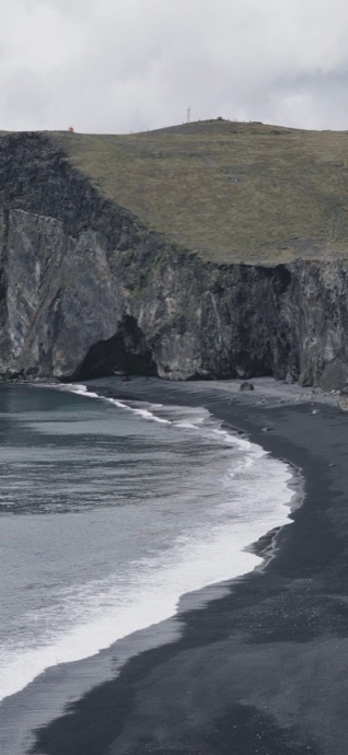 黒い砂浜の海岸 - 4K壁紙