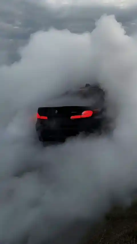 BMW M5 Drift Rauch - Live Hintergrundbild