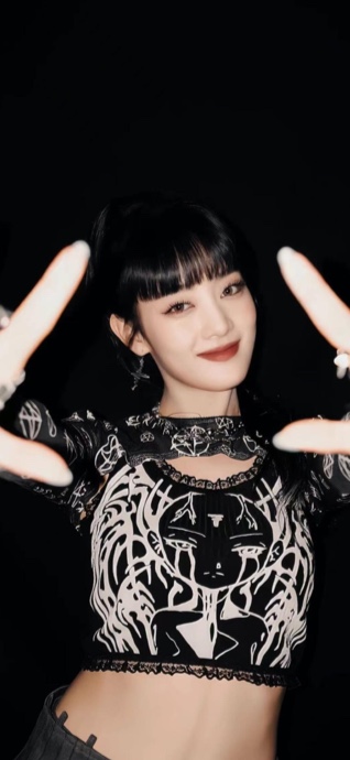 Minnie (G)I-DLE Gothic Look - 4K Wallpaper