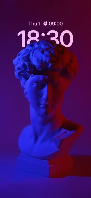 青と赤のネオンライトに照らされたダビデ像の彫刻。