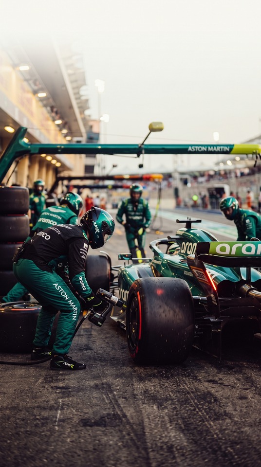 Aston Martin F1 Team Pit Stop - 4K Wallpaper