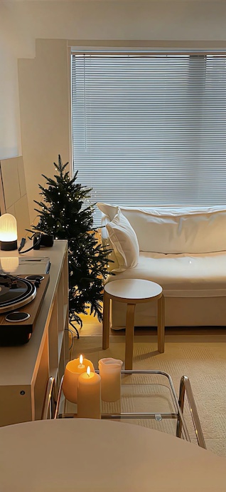 Cozy Minimalist Christmas Room - 4K Wallpapers