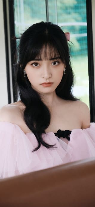 Shen Yue Elegant Portrait - 4K Mobile Wallpaper