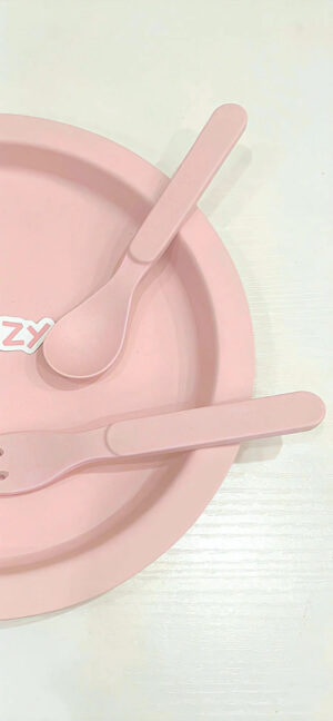 Pink Minimalist Dinnerware - 4K Aesthetic Wallpaper