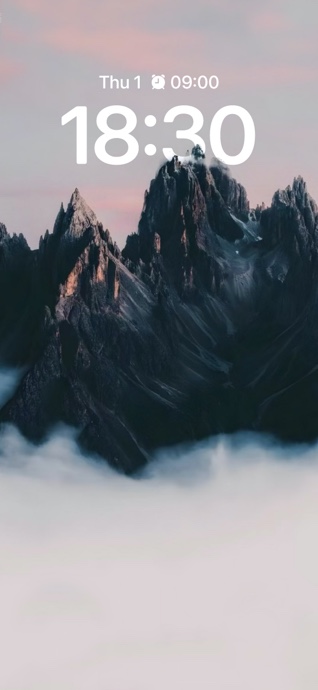 粉紫色晨曦天空下，深色險峻的山峰從厚厚的白色雲海中穿出。