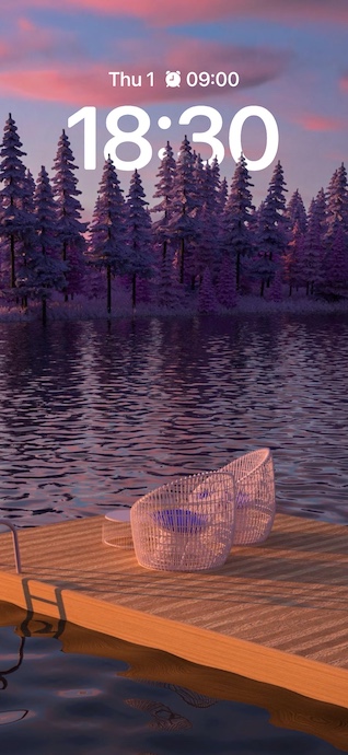 Un muelle de madera con dos sillas de mimbre blancas sobre un lago tranquilo, rodeado de pinos púrpuras nevados al atardecer.