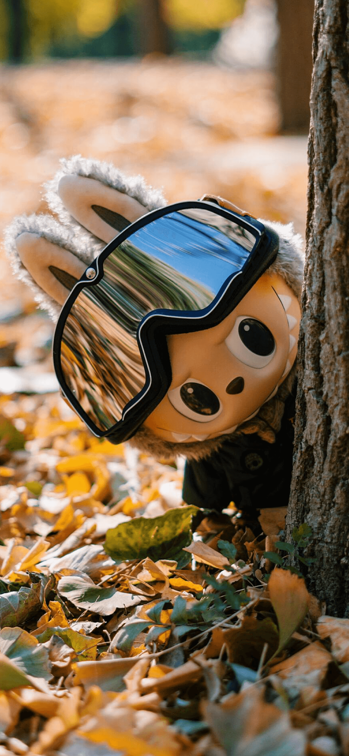Labubu im Herbstwald - 4K Handy Wallpaper
