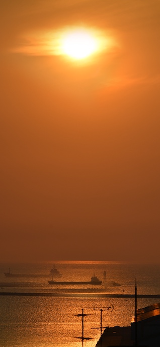 黄金の夕焼け 船の風景 - 4K待ち受け画像