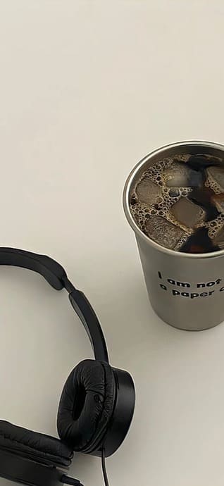 Café Glacé & Casque Audio - 4K Fond d'Écran