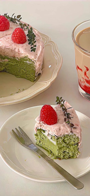 Matcha-Himbeer-Kuchen - 4K Hintergrundbild