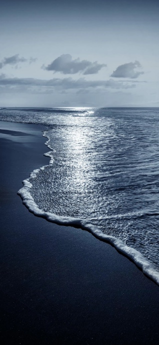 Dark Blue Ocean Waves - 4K Wallpaper