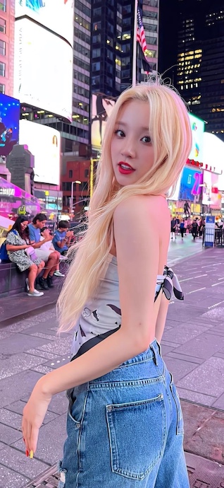 Yuqi (G)I-DLE Times Square NYC - 4K Wallpaper