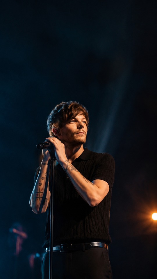 Louis Tomlinson Live Performance - 4K Phone Background