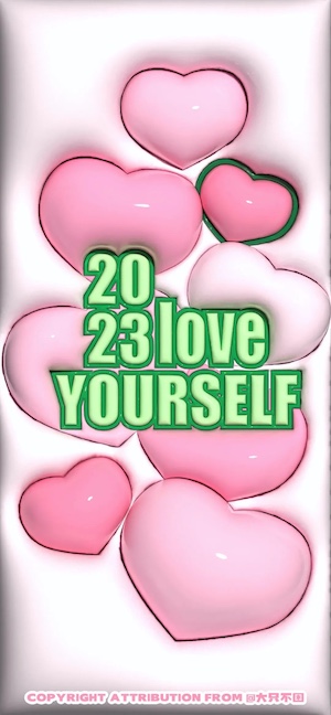 Corazones rosados 3D brillantes sobre fondo blanco con texto verde que dice 2023 love YOURSELF.