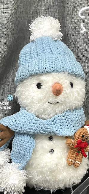 Niedlicher Schneemann mit Lebkuchen - 4K Wallpaper