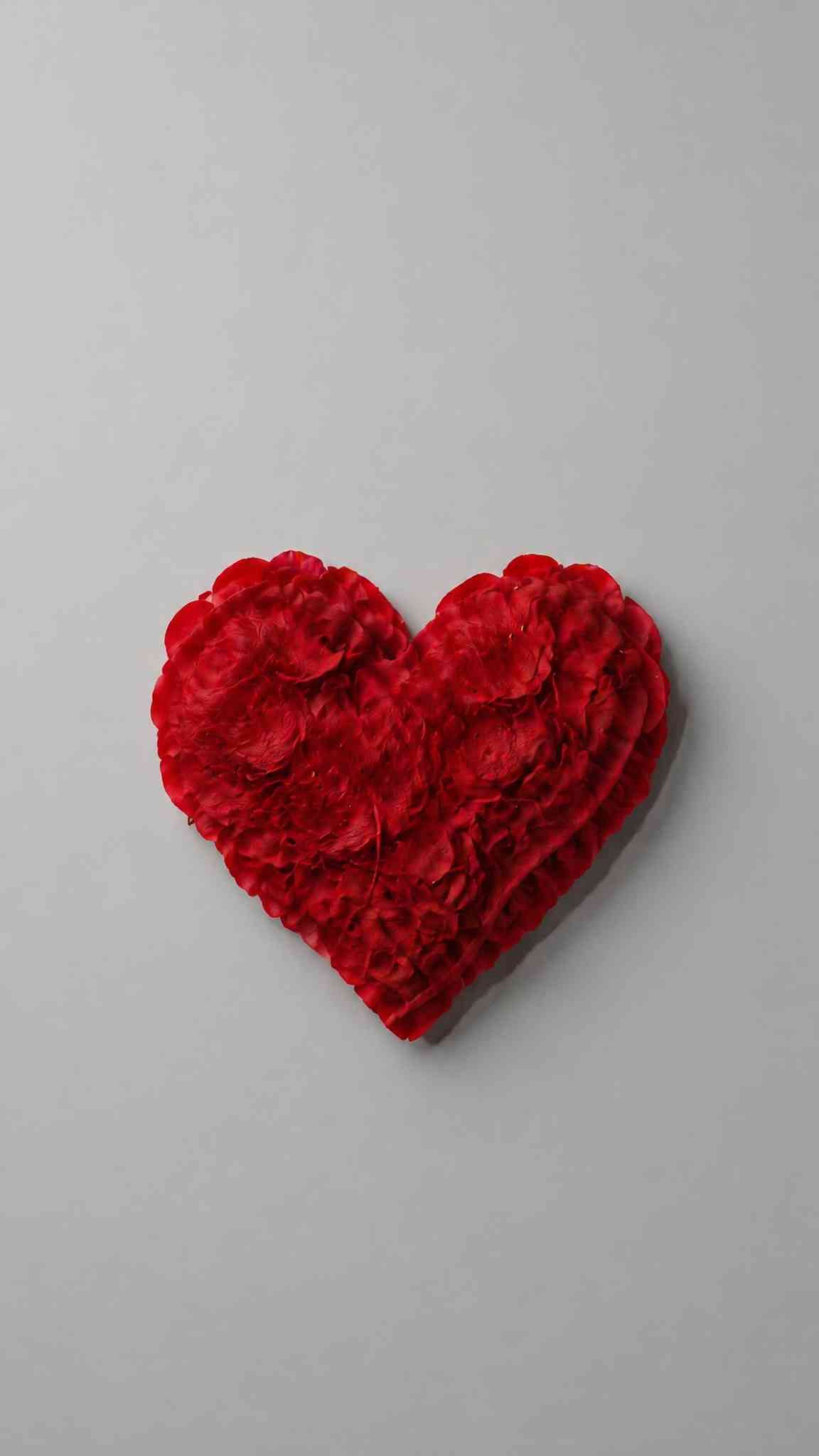 Corazón de Pétalos Rojos Fondo de Pantalla 4K