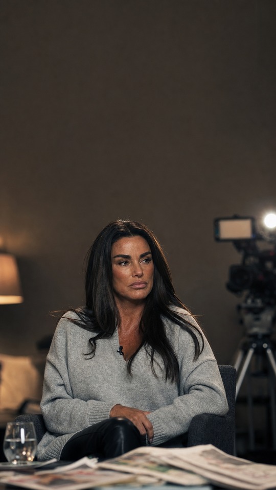 Katie Price Documentary - 4K Phone Background