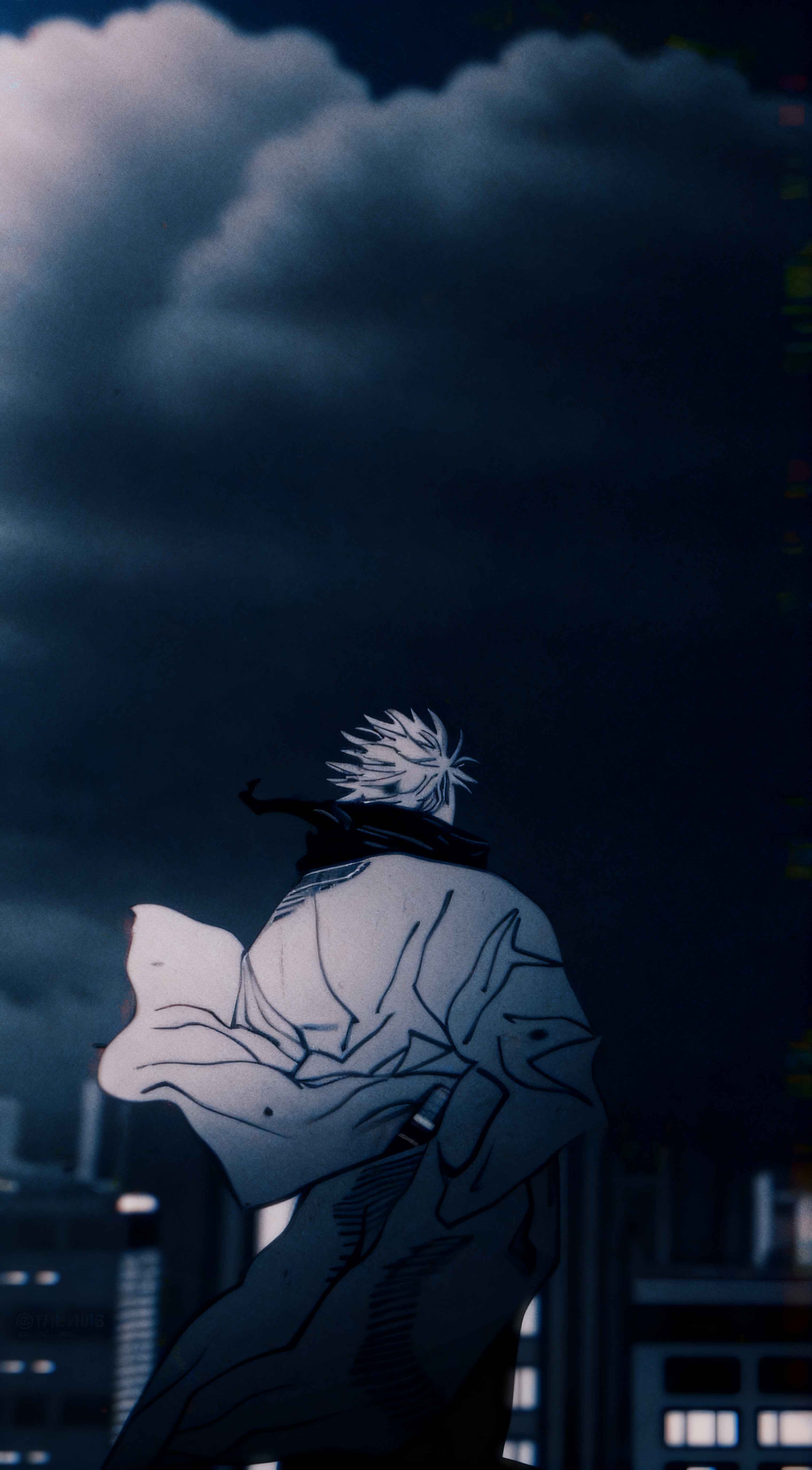 夜の街の屋上に立つ呪術廻戦の五条悟のろ後ろ姿。暗い雲が広がる夜景とネイビーを基調としたアニメスタイルのイラスト。