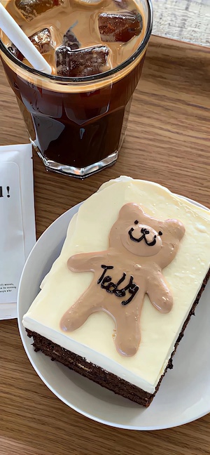 Eiskaffee und Teddybär Brownie - 4K Hintergrundbild