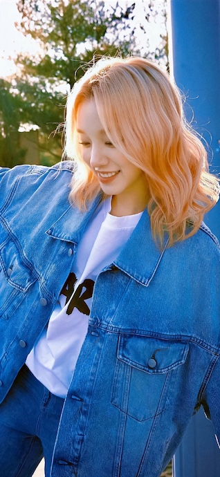 Yuqi (G)I-DLE Denim - 4K Hintergrundbild
