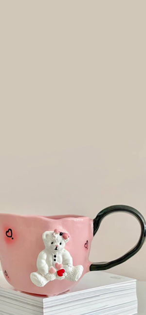 Rosa Keramiktasse mit Bär - 4K Hintergrundbild