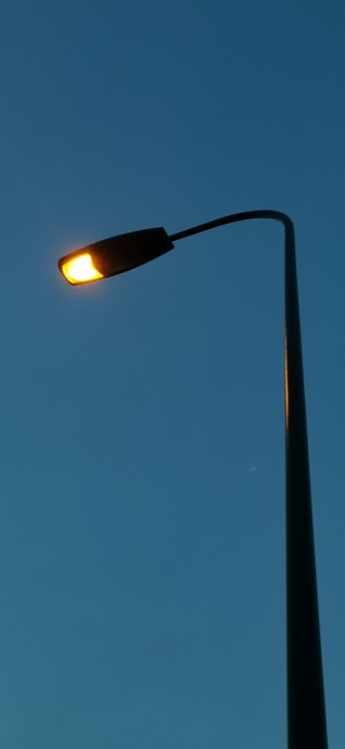 Farola en el Crepúsculo - Fondos para Celular 4K
