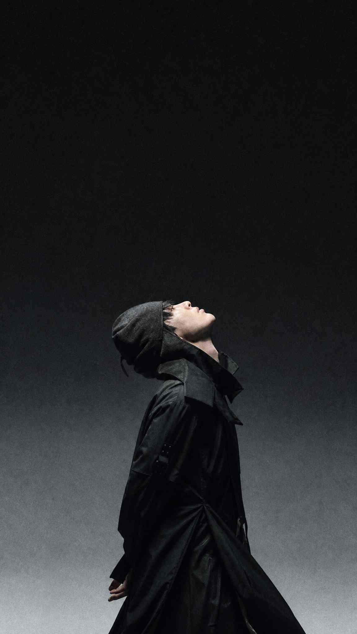 Dark Techwear Minimalist Man - 4K Mobile Background