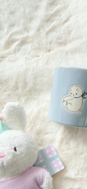 Kawaii Geburtstagshase und Blaue Tasse - 4K Hintergrundbild