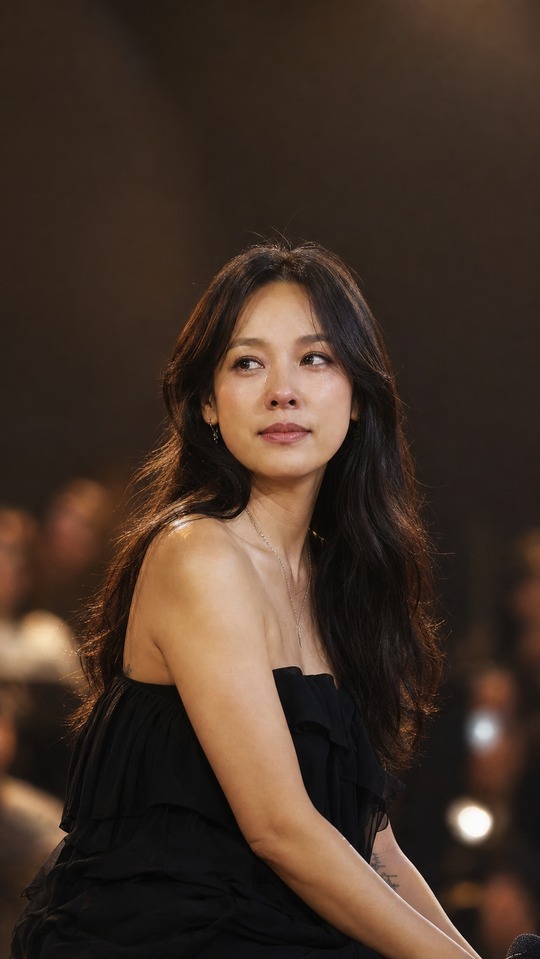 Lee Hyori Emotional Subject - 4K Phone Background