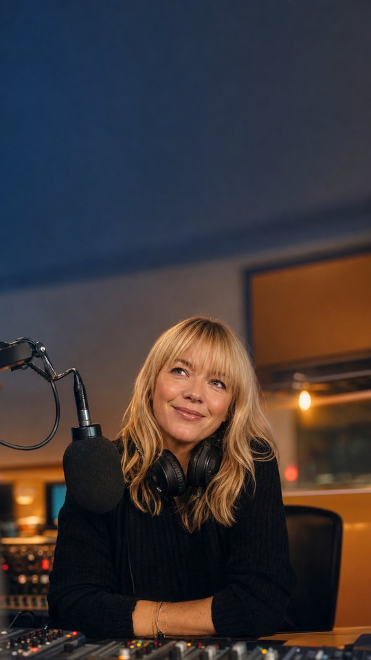 Sara Cox Radio Host - 4K Phone Wallpaper