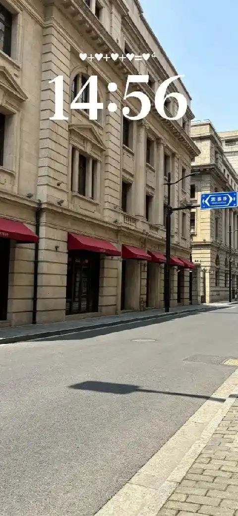 Customizable live wallpaper template featuring a European-style street and historic building.