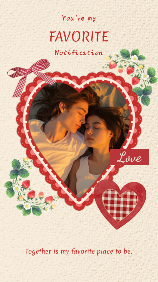 Marco de fotos en forma de corazón con borde de encaje rojo, decorado con fresas, un lazo de cuadros y frases de amor sobre un fondo de papel crema.