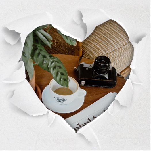 Corazón de Papel Rasgado - Collage Estético